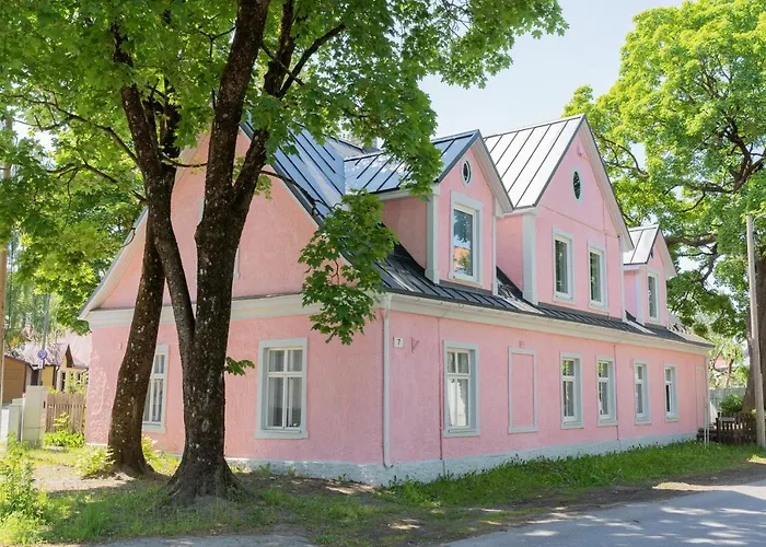 The Pink House With Private Garden Apartmán